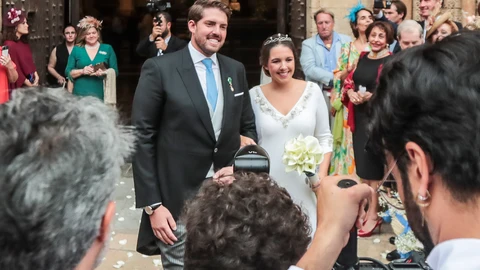 Pedro de Borbón, Ahinoa Arteta y Beatriz de Orleans, la jet set hispano-francesa en la boda de Louis Nicolas Crépy