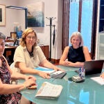 La presidenta de la Diputación, Ángeles Armisén, se reúne con la gerente de la Asociación Mundo Azul, Elena Blanco