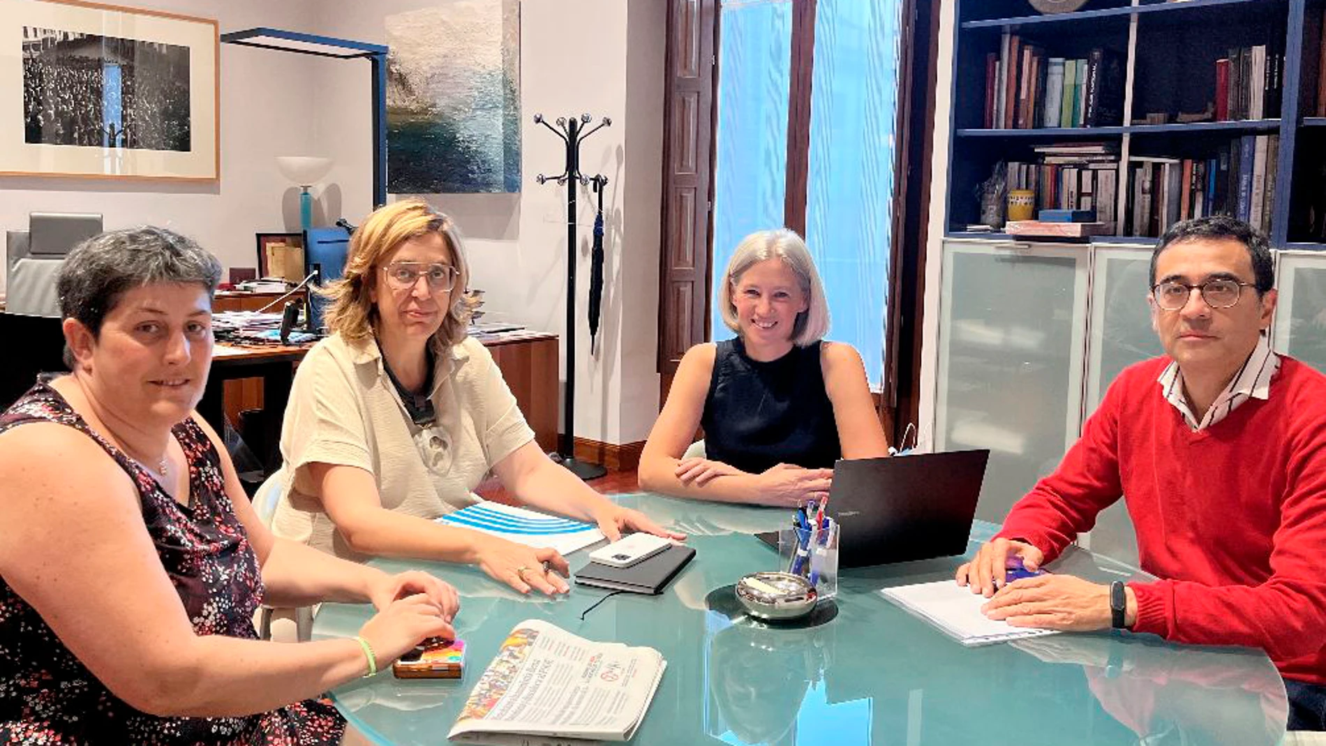 La presidenta de la Diputación, Ángeles Armisén, se reúne con la gerente de la Asociación Mundo Azul, Elena Blanco