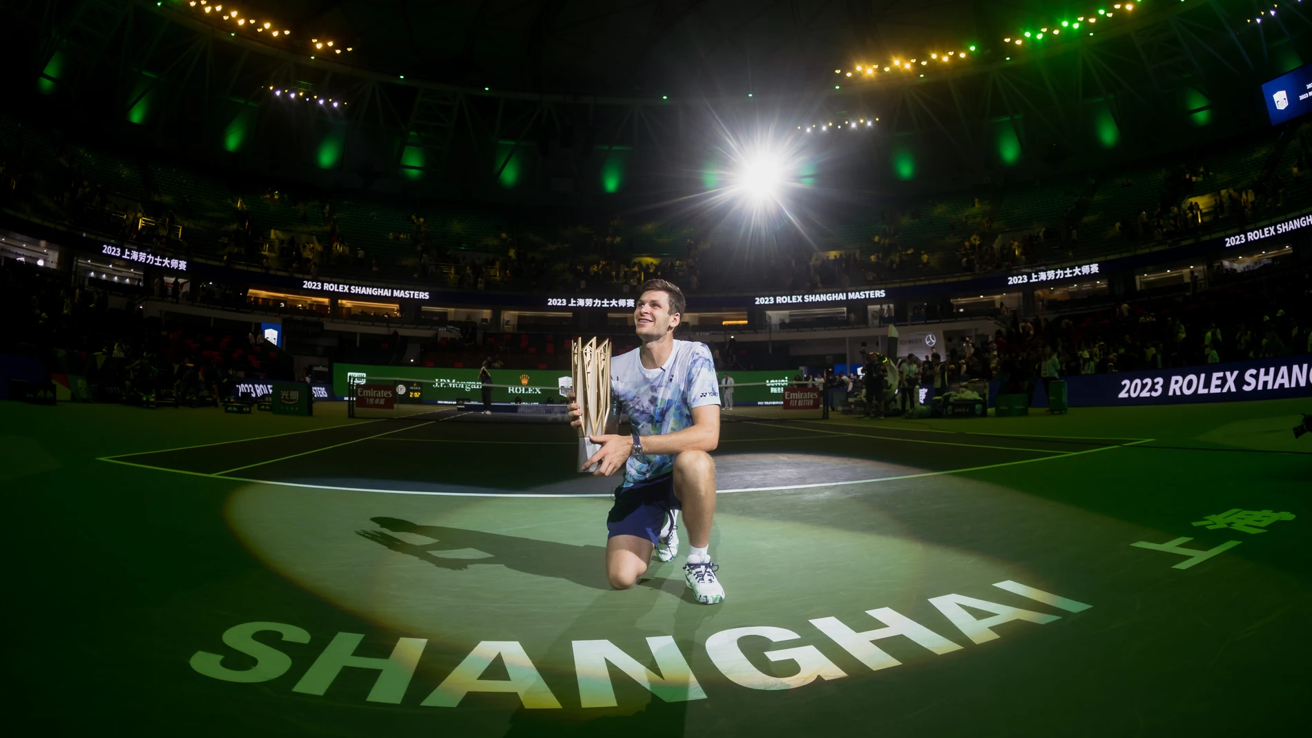 Shanghai (China), 15/10/2023.- Hubert Hurkacz of Poland poses during the trophy ceremony after winning the final match against Andrey Rublev of Russia at the Shanghai Masters tennis tournament, Shanghai, China, 15 October 2023. (Tenis, Polonia, Rusia) EFE/EPA/ALEX PLAVEVSKI 