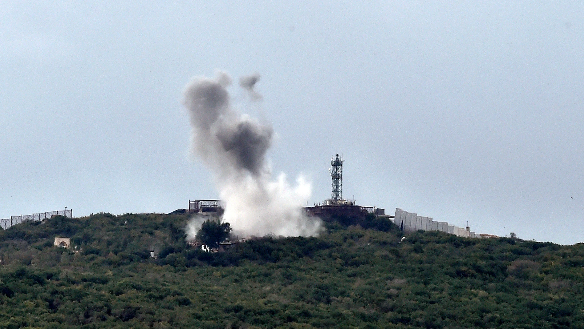 Ayta Ash-shab (Lebanon), 15/10/2023.- Smoke rises after Hezbollah targeted an Israeli army post in the vicinity of Ayta ash-Shab village, near the Lebanese-Israeli border, Lebanon, 15 October 2023. According to the Israeli Defense Forces (IDF), anti-tank missiles were fired at soldiers operating along the Lebanese border, and Israeli forces responded by striking Hezbollah military targets. (Líbano) EFE/EPA/WAEL HAMZEH 