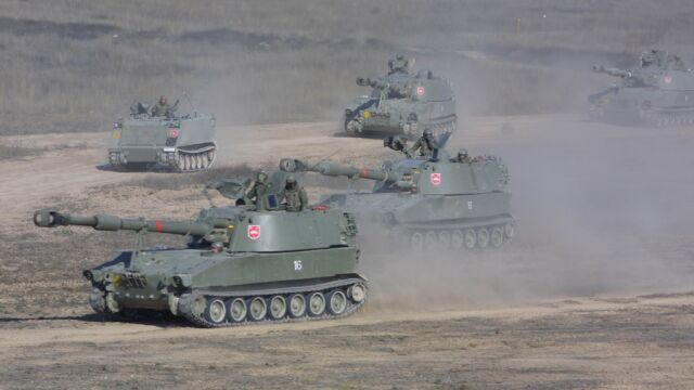Varias unidades del obús autopropulsado ATP M-109 A5E del Ejército de Tierra