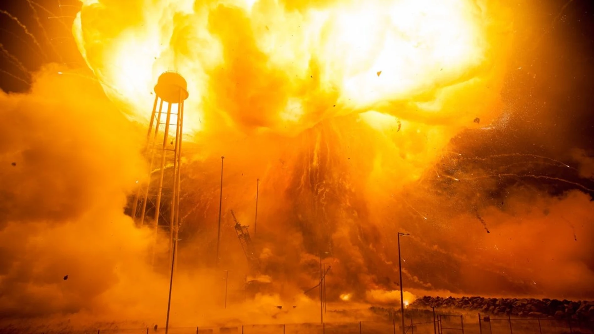 Explosión de un cohete Antares en 2015 durante su lanzamiento (NASA) 