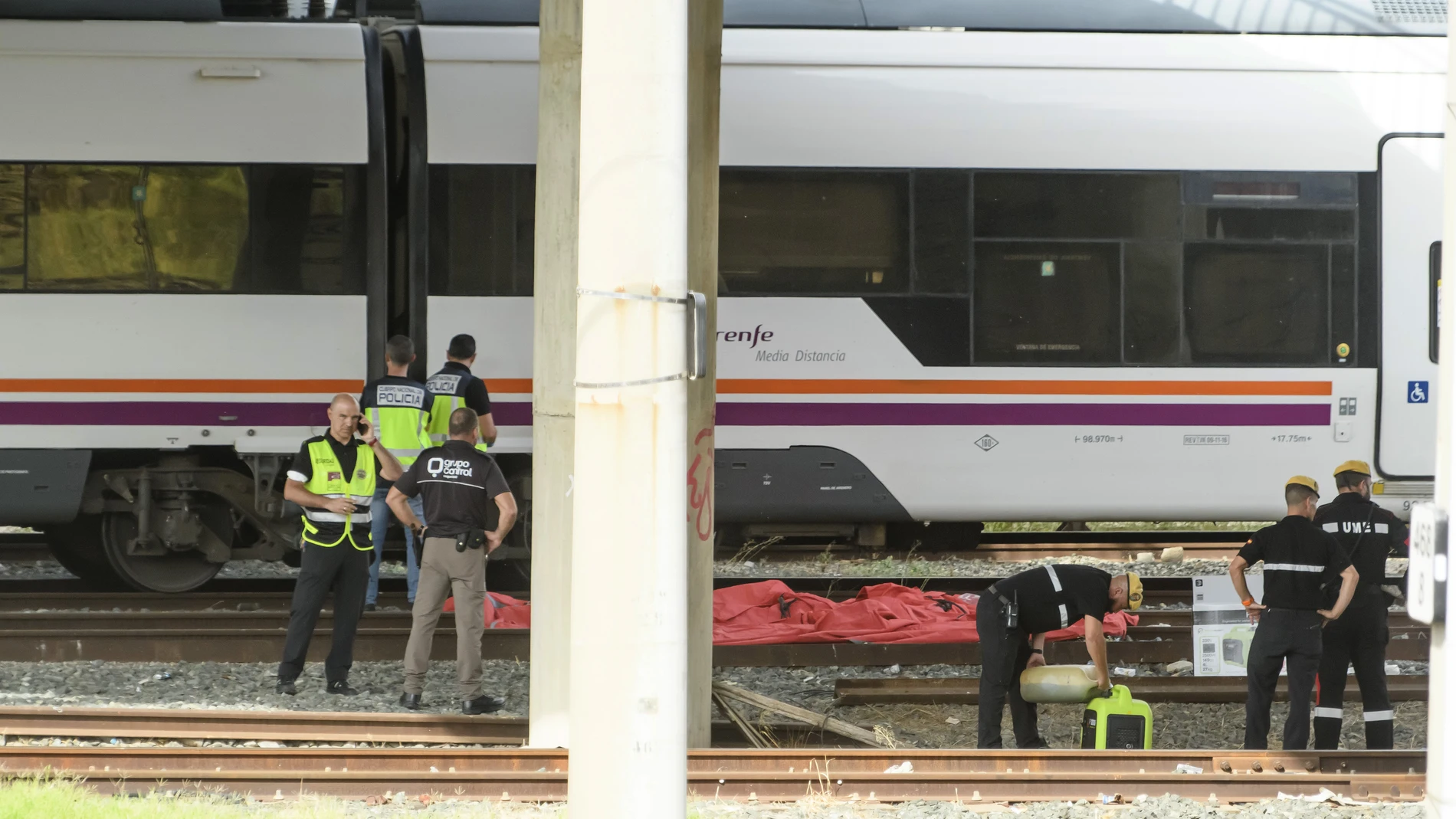 Varios policías junto al tren donde ha aparecido el cuerpo