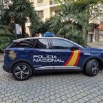 Coche patrulla de la Policía Nacional en las inmediaciones de la Comisaría de Vigo.