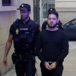 Juan Francisco N. M. a su llegada hoy a la Audiencia Provincial de Alicante; está acusado de asesinar a su novia.