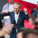 El PP celebra que Tusk pueda gobernar en Polonia pese a no ganar porque busca reforzar su Constitución, no como Sánchez