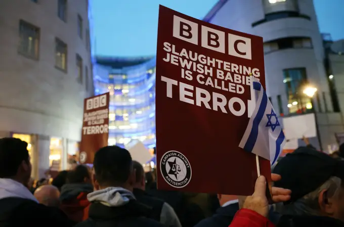Cientos de personas protestan ante la BBC para pedir que llame 