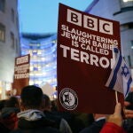 Manifestantes protestan contra la sede de la BBC en Londres