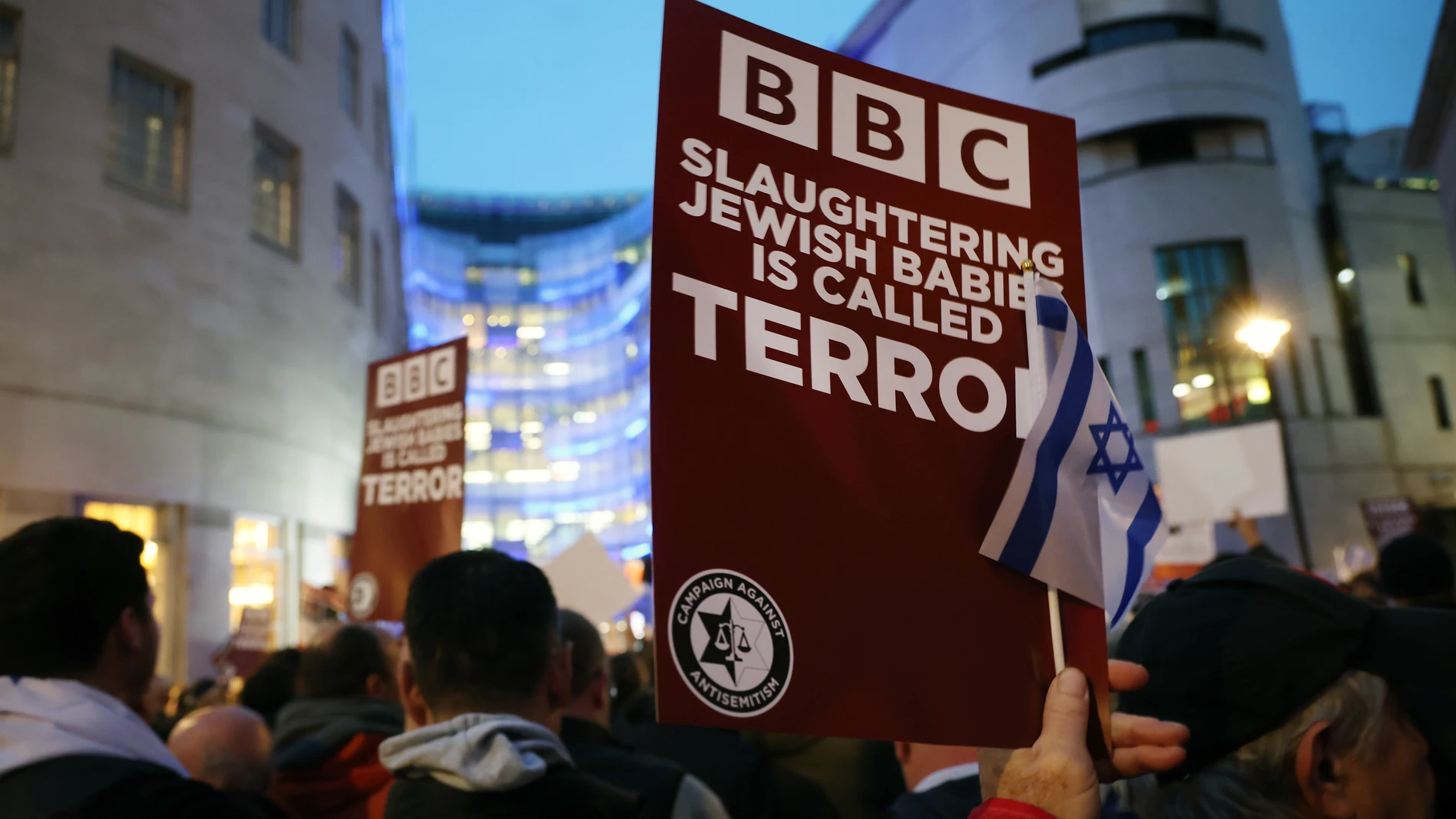 Manifestantes protestan contra la sede de la BBC en Londres