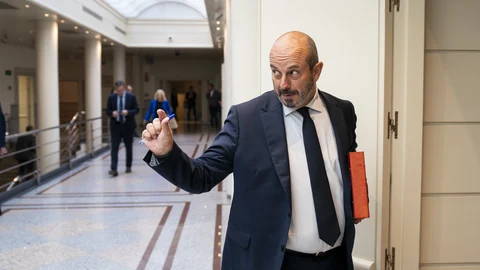 El presidente del Senado, Pedro Rollán, a su llegada a una sesión plenaria en el Senado, a 17 de octubre de 2023, en Madrid (España). Durante el pleno del Senado, el Partido Popular ha expresado su oposición a la amnistía a través de una moción no vinculante presentada por el Partido Popular (PP)