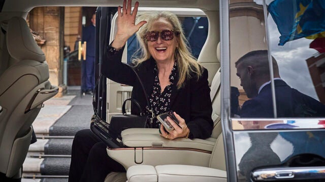 La actriz estadounidense Meryl Streep sale del hotel de la Reconquista en Oviedo, ciudad donde llegó este mart
