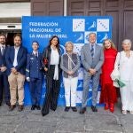 Foto de familia de los premiados junto a la presidenta de Femur, Juana Borrego