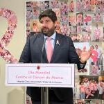 El presidente del Gobierno regional, Fernando López Miras, detallando las principales cifras que arroja el cribado del cáncer de mama en la Región; y sobre la importancia del diagnóstico precoz en esta enfermedad.
