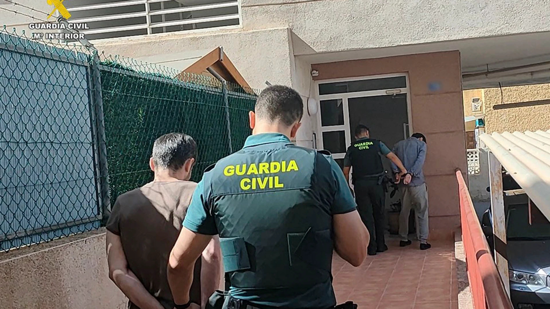 ALICANTE, 17/10/2023.- La Guardia Civil ha detenido en la provincia de Alicante a los cuatro presuntos miembros de una banda georgiana especializada en robar en viviendas usando métodos de cerrajería para abrir las puertas sin dejar ninguna marca, lo que hacía que las víctimas, a simple vista, no se percatasen de lo sucedido hasta que echaban en falta el dinero o los objetos sustraídos. EFE/Guardia Civil