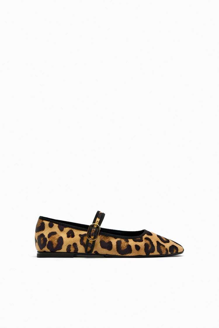 Bailarinas animal print, de Zara.