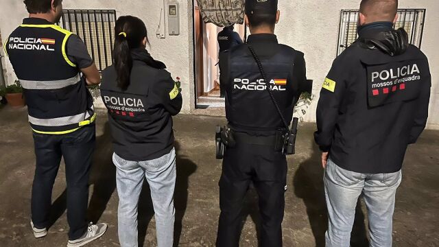 Momento del operativo conjunto entre Mossos y Policía Nacional