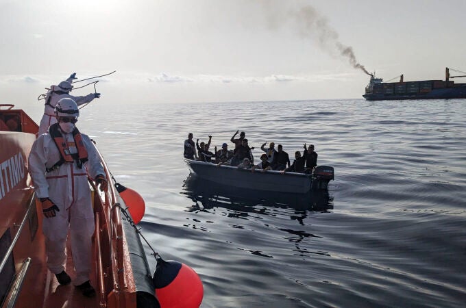 Rescatadas quince personas de una patera a la deriva a 34 millas al este de Alicante