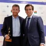 Pablo Motos recibe el premio de manos de José Luis Martínez Almeida