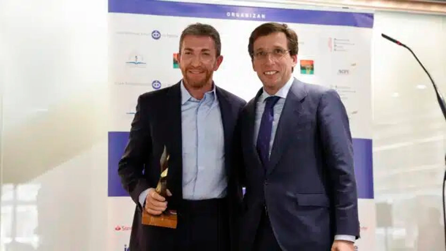 Pablo Motos recibe el premio de manos de José Luis Martínez Almeida
