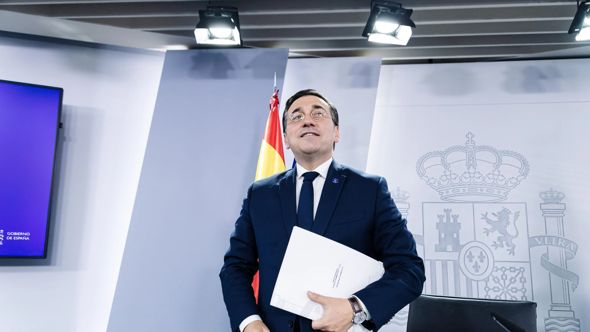 El ministro de Asuntos Exteriores, Unión Europea y Cooperación en funciones, José Manuel Albares, tras una rueda de prensa posterior a la reunión del Consejo de Ministros, en el Palacio de La Moncloa.