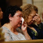 Familiares y amigos de las víctimas durante la misa funeral por los fallecidos en las discotecas de la zona de ocio de Las Atalayas, en la Catedral de Murcia, a 18 de octubre de 2023, en Murcia, Región de Murcia (España)