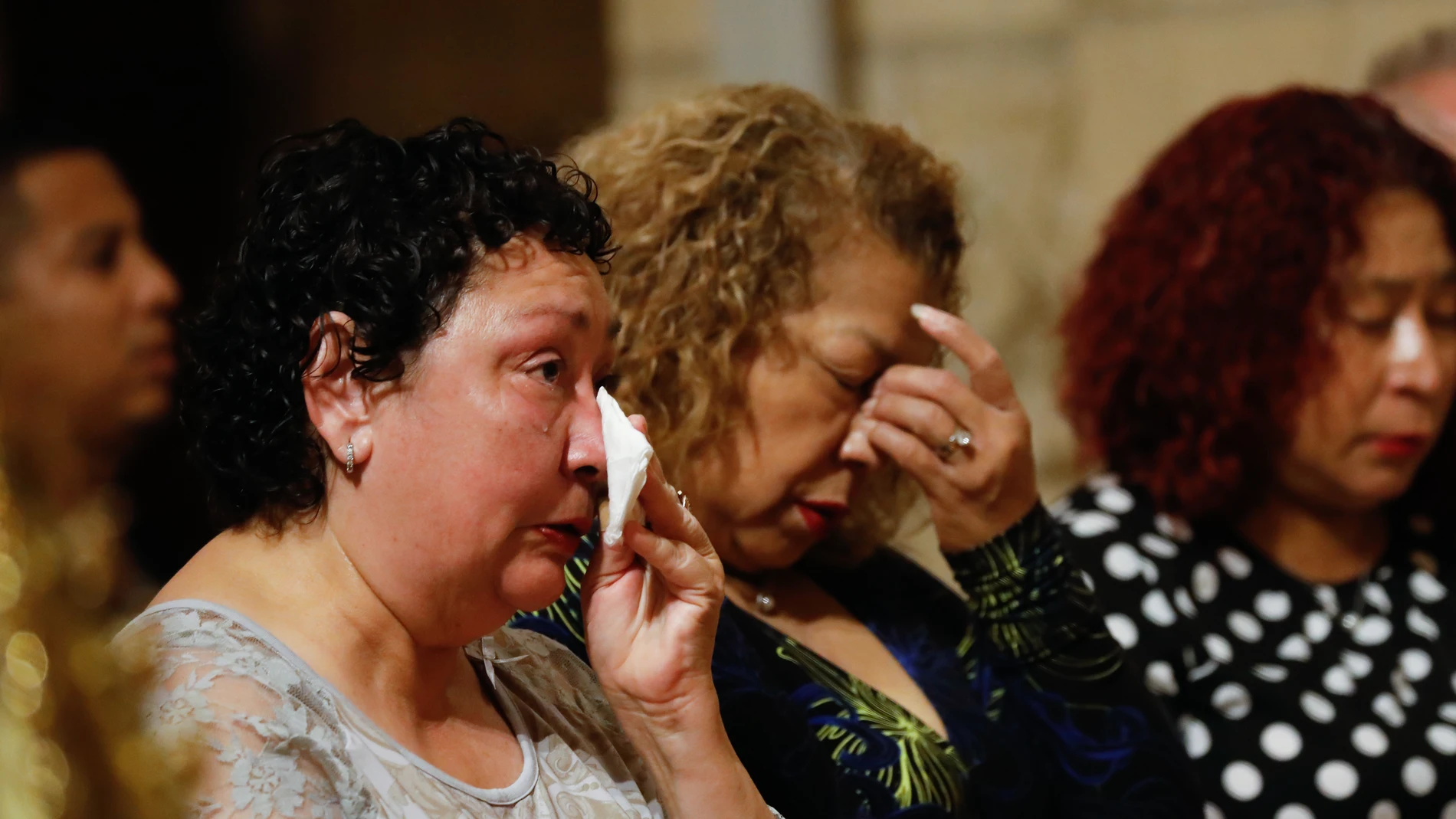 Familiares y amigos de las víctimas durante la misa funeral por los fallecidos en las discotecas de la zona de ocio de Las Atalayas, en la Catedral de Murcia, a 18 de octubre de 2023, en Murcia, Región de Murcia (España)