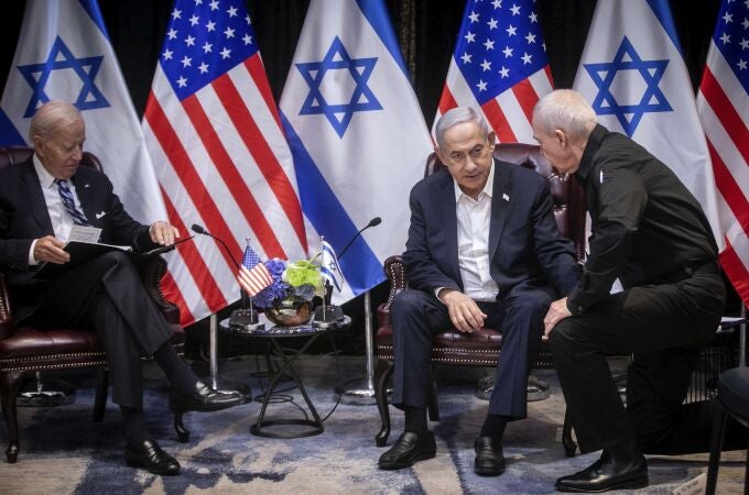 US President Joe Biden (L) looks on during a meeting with Israeli Prime Minister Benjamin Netanyahu (C) who confers with Israeli Defense Minister Yoav Gallant (R) in Tel Aviv, Israel, 18 October 2023. President Biden pledged US support for Israel and said the overnight attack on a hospital in the Gaza strip 'appears' to have been caused 'by the other team'. 