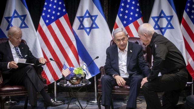 US President Joe Biden (L) looks on during a meeting with Israeli Prime Minister Benjamin Netanyahu (C) who confers with Israeli Defense Minister Yoav Gallant (R) in Tel Aviv, Israel, 18 October 2023. President Biden pledged US support for Israel and said the overnight attack on a hospital in the Gaza strip 'appears' to have been caused 'by the other team'. 