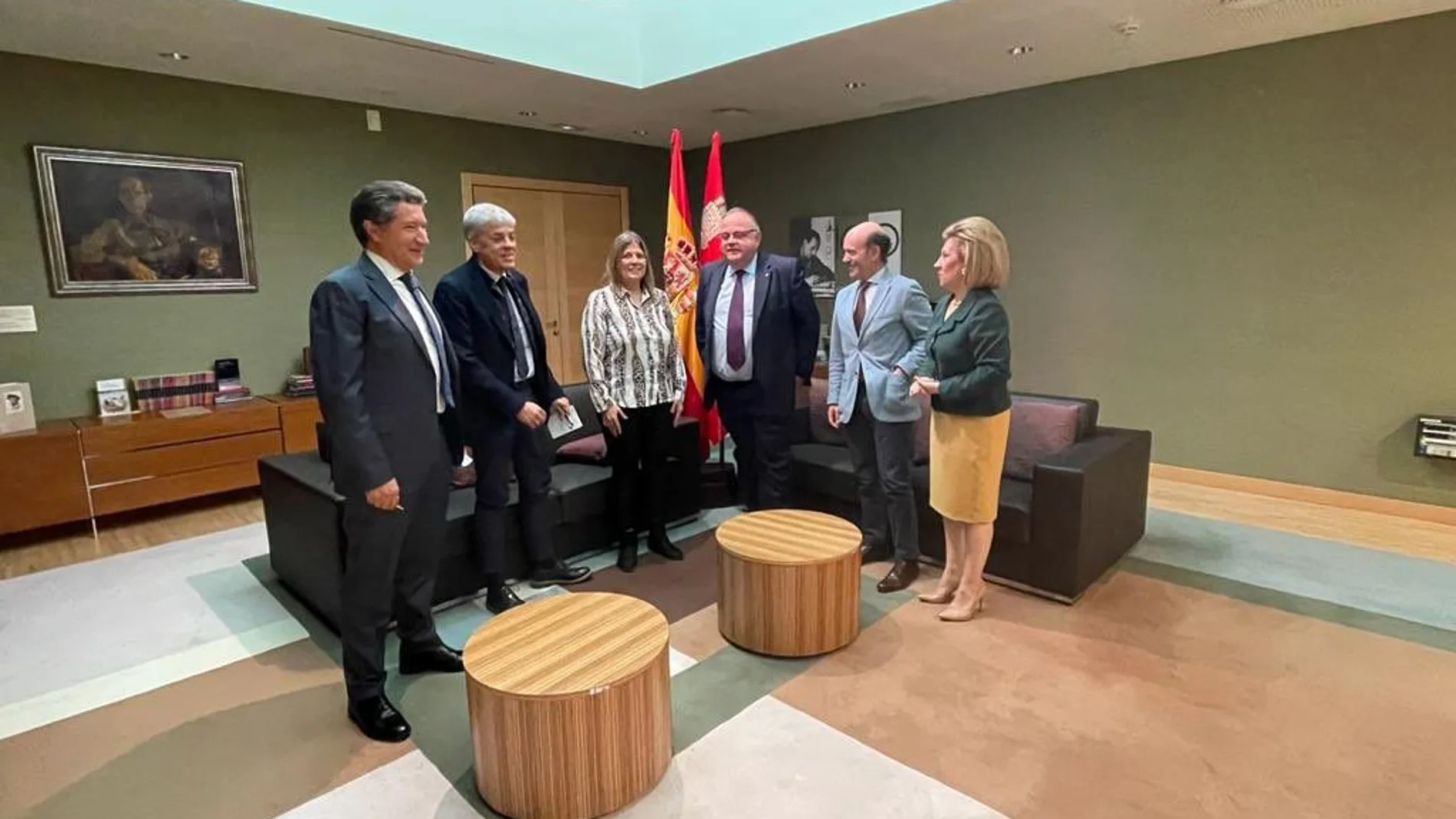 Vázquez se reúne con la alcaldesa de Sahagún, Paula Conde, junto al delegado de la Junta en León, Eduardo Diego