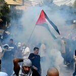 Manifestantes se enfrentan a las fuerzas de seguridad ante la embajada de EE UU en Líbano