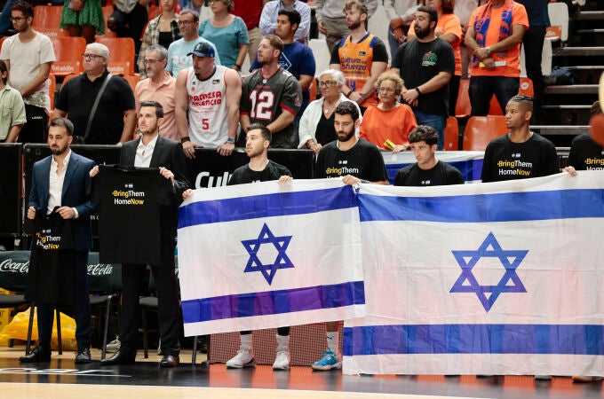 El banquillo del Maccabi, durante el minuto de silencio