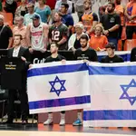El banquillo del Maccabi, durante el minuto de silencio