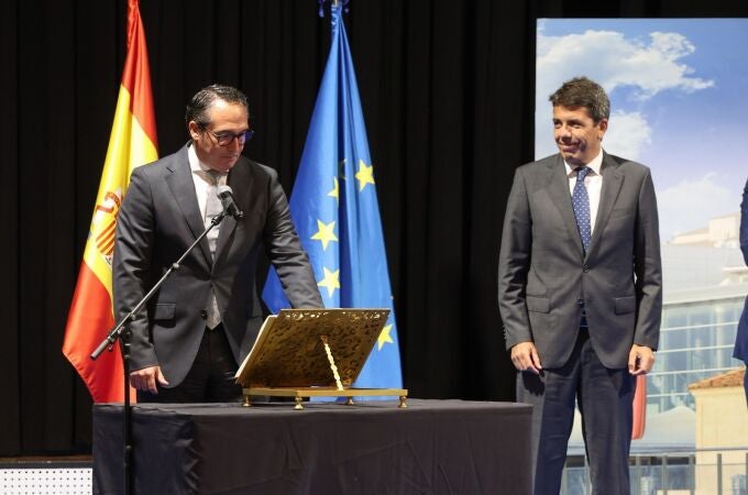 Rubén Ibañez toma posesión como presidente de la Autoridad Portuaria de Castellón, junto al presidente de la Generalitat, Carlos Mazón
