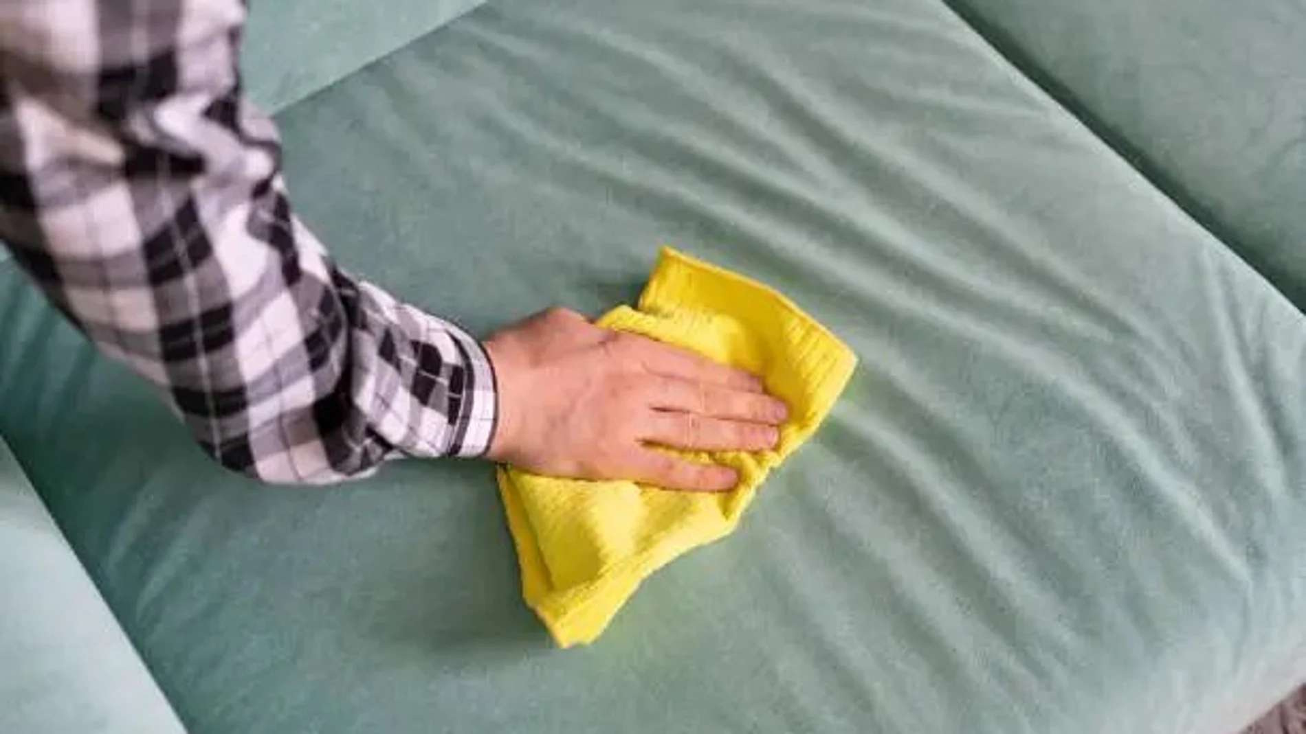 Pasando un paño sobre un sofá