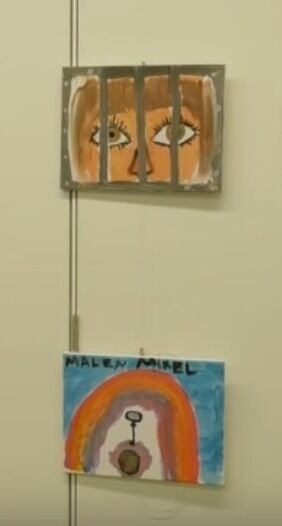 Dos cuadros hechos por niños. Arriba, dibujado el etarra en prisión. Abajo &quot;el agujero negro&quot; que simboliza el lugar donde está Mikel Otegi 