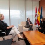 Fernández Mañueco e Isabel Blanco durante la reunión con la alcaldesa de Benavente, Beatriz Asensio
