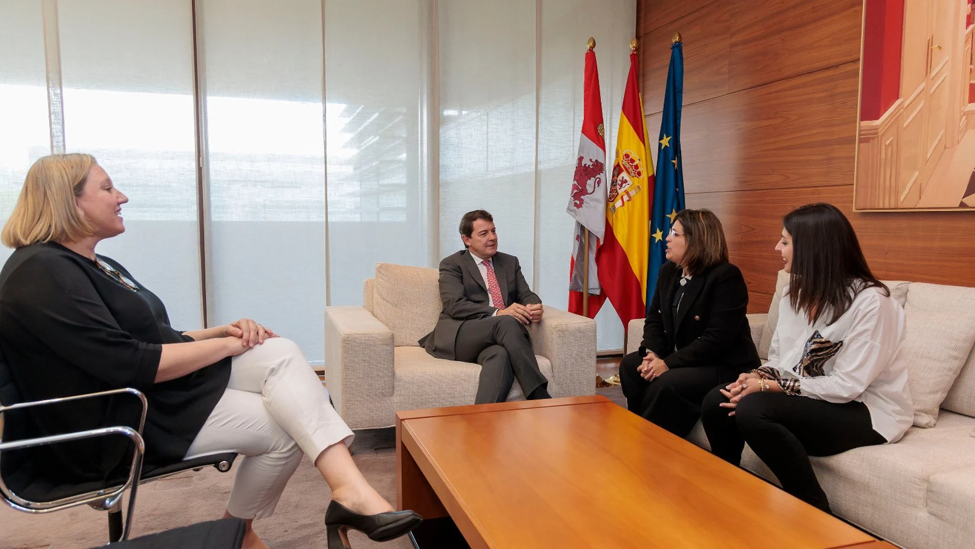 Fernández Mañueco e Isabel Blanco durante la reunión con la alcaldesa de Benavente, Beatriz Asensio