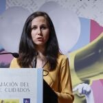 MADRID, 18/10/2023.- La ministra de Derechos Sociales y Agenda 2030, Ione Belarra, durante su intervención en la reunión de alto nivel sobre la Transición de Sistemas de Cuidados hacia Modelos Centrados en las Personas y en la Comunidad, este miércoles en Madrid. EFE/Chema Moya