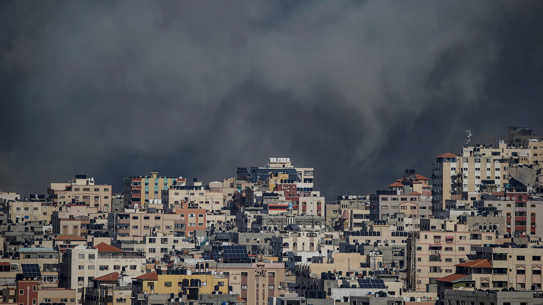 Gaza,- 18/10/2023.- Una columna de humo se eleva tras un ataque aéreo israelí en Gaza, este miércoles. Según las autoridades palestinas en Gaza, cientos de personas han muerto en el ataque aéreo al hospital de Gaza. Israel ha negado su responsabilidad y dijo que un fallo de lanzamiento de un cohete de Hamás causó la explosión. EFE/MOHAMMED SABER 