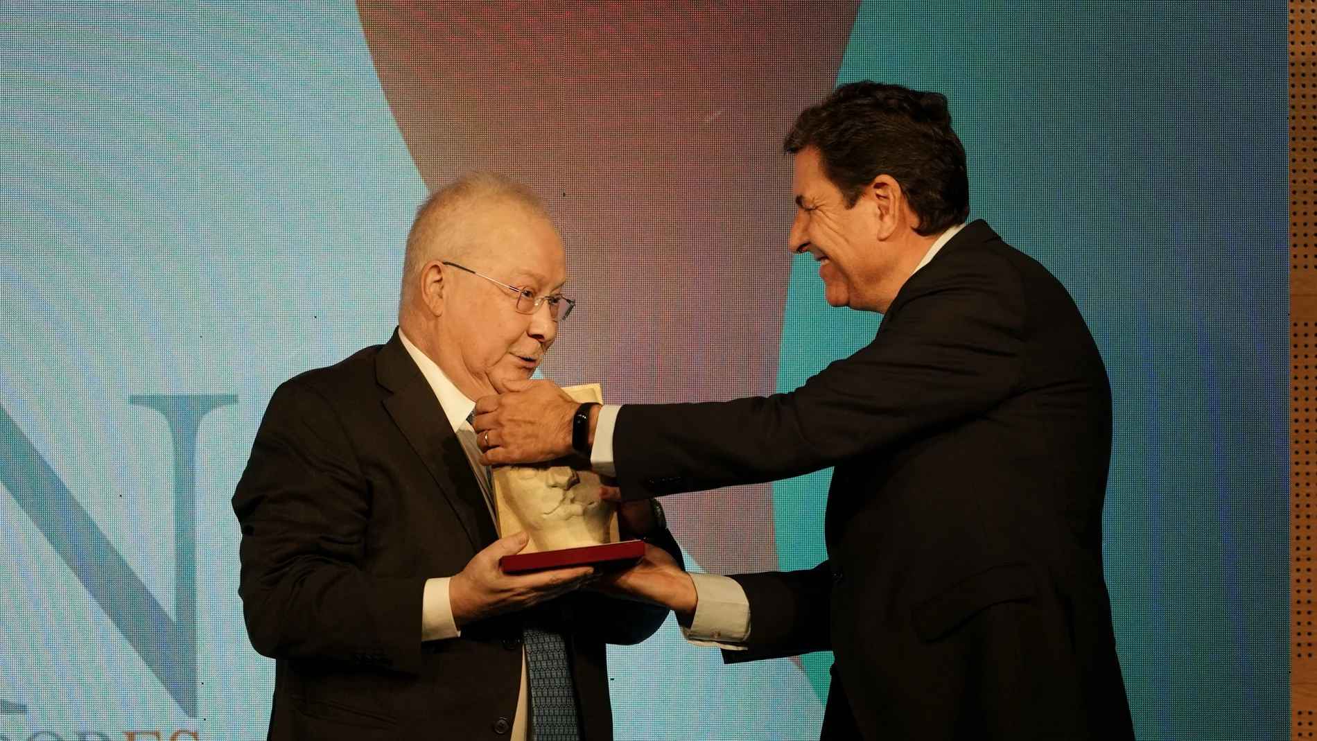 Fernández Carriedo entrega uno de los premios