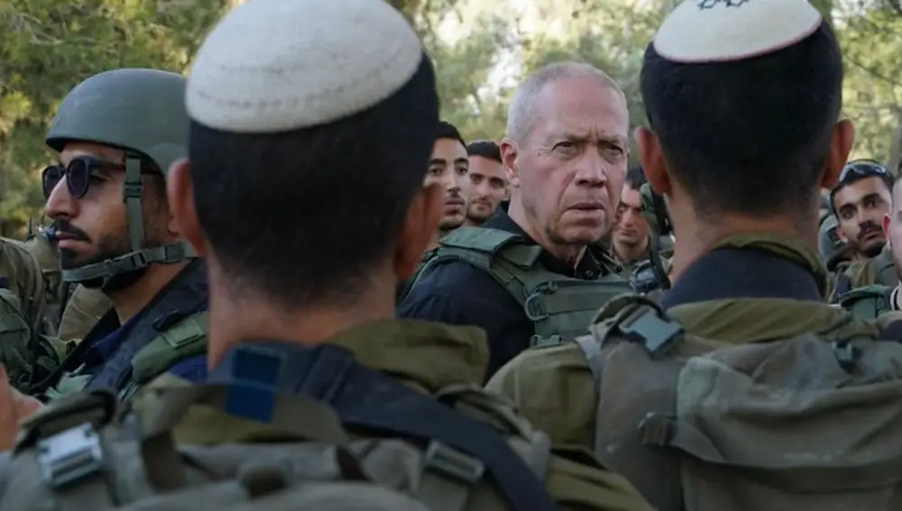 El ministro de Defensa israelí, junto a soldados de su ejército
