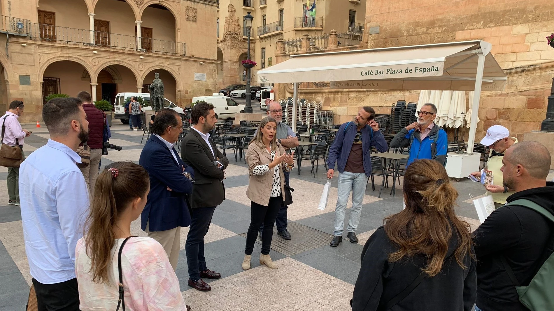Un momento de la visita de los turoperadores italianos a la plaza de España de Lorca. GOBIERNO REGIONAL 19/10/2023