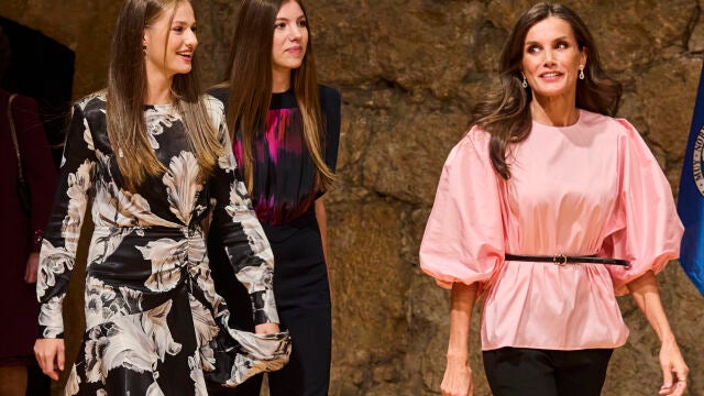 Los reyes Felipe VI y Letizia, junto a la princesa Leonor y la infanta Sofía, a su llegada al Concierto Premi