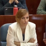 Mónica García (Más Madrid) mira a Ayuso esta mañana durante la sesión de control de la Asamblea