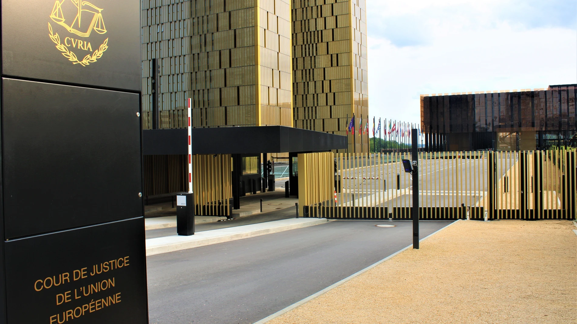 Edificio del Tribunal de Justicia Europeo en Luxemburgo, con banderas de los estados miembros de la UE.