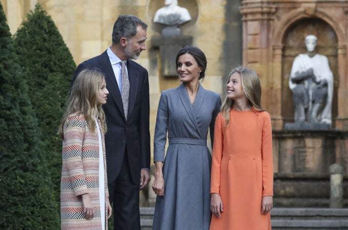 Los Reyes Felipe y Letizia junto a sus hijas, Leonor y Sofía