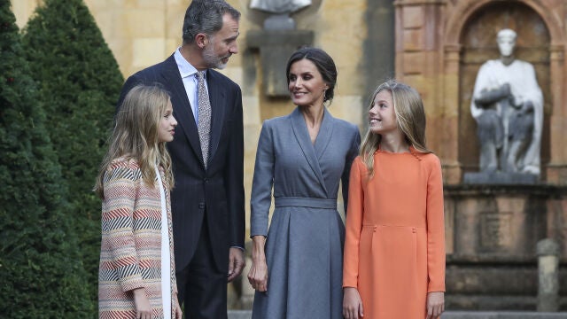 Los Reyes Felipe y Letizia junto a sus hijas, Leonor y Sofía