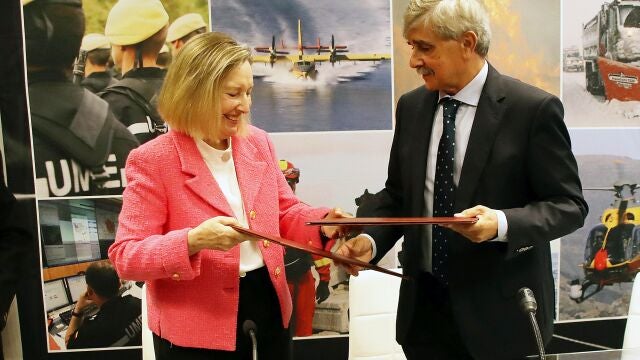 Amparo Valcarce, secretaria de Estado de Defensa, y Juan Francisco García, rector de la ULE, firman el acuerdo