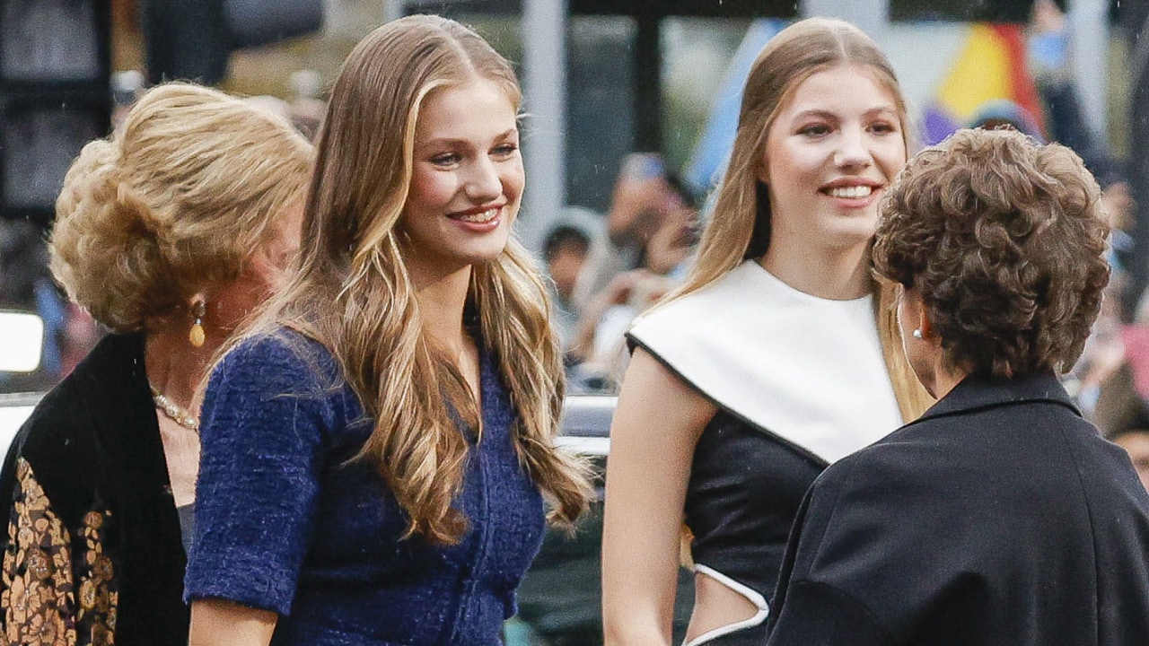Premios Princesa de Asturias: el gesto de cariño de Sofía a Leonor entre constantes cuchicheos